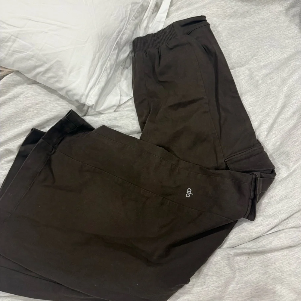 ALO Yoga Dark Brown Cargo - Picture 4 of 4